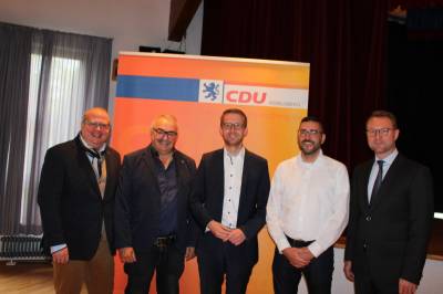 Freuen sich auf Zusammenarbeit mit wieder nominiertem Landtagsabgeordneten Michael Ruhl (Mitte): Vogelsberger CDU-Kreistagsfraktionschef Stephan Paule, CDU-Vorsitzende von Laubach und Rabenau, Siegfried Maikranz und Bob Falk Thiel, sowie der Vogelsberger CDU-Kreisvorsitzende Dr. Jens Mischak (von links).