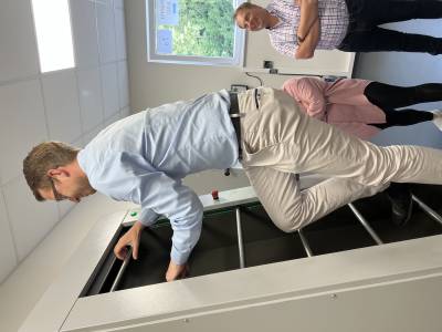 Landtagsabgeordneter Michael Ruhl (Herbstein) auf der Endlosleiter.