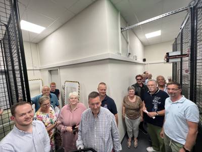 Die ASÜ von innen mit den Besuchern.