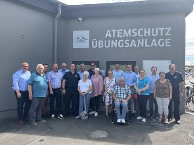 Die CDU-Kreistagsfraktion zu Besuch in der Atemschutzübungsstrecke. Vlnr.: Fraktionsvorsitzender Bgm. Stephan Paule (Alsfeld), Kreistagsvorsitzender Dr. Hans Heuser (Mücke), Bgm Dietmar Krist (Antrifttal), Alexander Altstadt (Schlitz), Kurt Wiegel (Lauterbach), Kreisbrandmeister Björn Preuß-von Brincken, Edgar Merle (Alsfeld), Margit Wallisch (Schotten), Volker Orth (Homberg [Ohm]), Jennifer Gießler (Lauterbach), Iris Schmidt (Kirtorf), Kai Widauer (Homberg [Ohm]), Harald Bönsel (Grebenhain), Michael Ruhl, MdL (Herbstein), Bgm. Hauke Schmehl (Romrod), Soja Dickert (Schlitz), Lukas Kaufmann (Wartenberg), Anita Schlorke (Alsfeld), Kreisbrandinspektor Dr. Sven Holland.