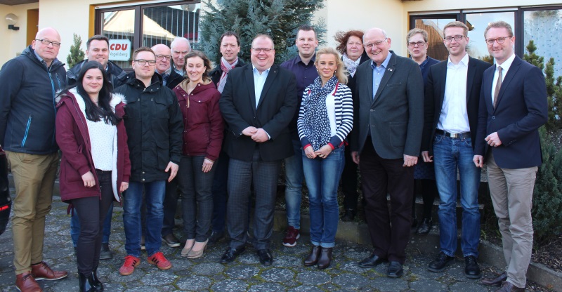 Neumitgliedertreffen bei der Vogelsberger CDU in Alsfeld mit Kreisvorsitzendem Dr. Jens Mischak, Landtagskandidat Michael Ruhl, Kreisgeschäftsführerin Iris Schmidt und Kurt Wiegel MdL (von rechts) Neumitgliedertreffen bei der Vogelsberger CDU in Alsfeld mit Kreisvorsitzendem Dr. Jens Mischak, Landtagskandidat Michael Ruhl, Kreisgeschäftsführerin Iris Schmidt und Kurt Wiegel MdL (von rechts)