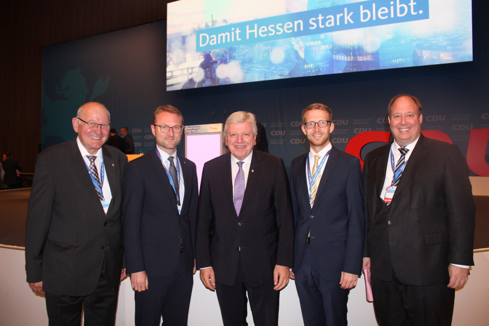 Nach Landesparteitag gut aufgestellt (von links): Landesvorstandsmitglied Kurt Wiegel, CDU-Kreisvorsitzender Dr. Jens Mischak, Ministerpräsident Volker Bouffier, CDU-Landtagskandidat Michael Ruhl und Bundesminister Prof. Dr. Helge Braun Nach Landesparteitag gut aufgestellt (von links): Landesvorstandsmitglied Kurt Wiegel, CDU-Kreisvorsitzender Dr. Jens Mischak, Ministerpräsident Volker Bouffier, CDU-Landtagskandidat Michael Ruhl und Bundesminister Prof. Dr. Helge Braun