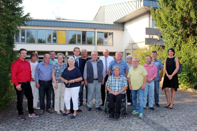 Michael Ruhl (7.v. links) mit Mitgliedern der CDU-Kreistagsfraktion und der Fraktion Schotten sowie dem Schulleiter Norbert Schwing und einigen weiteren Lehrkörpern der Vogelsbergschule Schotten Michael Ruhl (7.v. links) mit Mitgliedern der CDU-Kreistagsfraktion und der Fraktion Schotten sowie dem Schulleiter Norbert Schwing und einigen weiteren Lehrkörpern der Vogelsbergschule Schotten