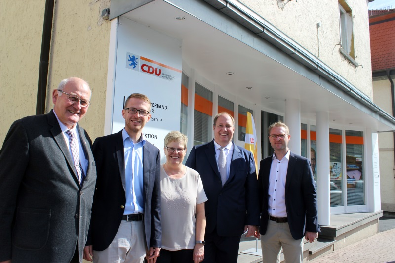 Die „Hausherren“ der neuen CDU-Kreisgeschäftsstelle in Alsfeld (von links): Kurt Wiegel MdL, Landtagskandidat Michael Ruhl, Kreisgeschäftsführerin Iris Schmidt, Kanzleramtschef Dr. Helge Braun und CDU-Kreisvorsitzender Dr. Jens Mischak. Die „Hausherren“ der neuen CDU-Kreisgeschäftsstelle in Alsfeld (von links): Kurt Wiegel MdL, Landtagskandidat Michael Ruhl, Kreisgeschäftsführerin Iris Schmidt, Kanzleramtschef Dr. Helge Braun und CDU-Kreisvorsitzender Dr. Jens Mischak.