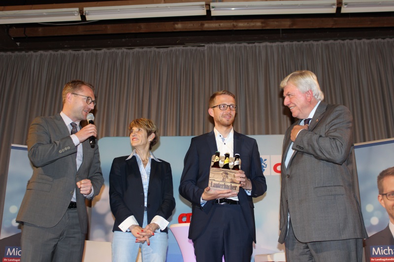 CDU-Kreisvorsitzender Dr. Jens Mischak (links) und Landtagskandidat Michael Ruhl dankten Ministerpräsident Volker Bouffier (rechts) und seiner Ehefrau Ursula mit Vogelsberger Bierspezialitäten für seine mitreißende Rede CDU-Kreisvorsitzender Dr. Jens Mischak (links) und Landtagskandidat Michael Ruhl dankten Ministerpräsident Volker Bouffier (rechts) und seiner Ehefrau Ursula mit Vogelsberger Bierspezialitäten für seine mitreißende Rede