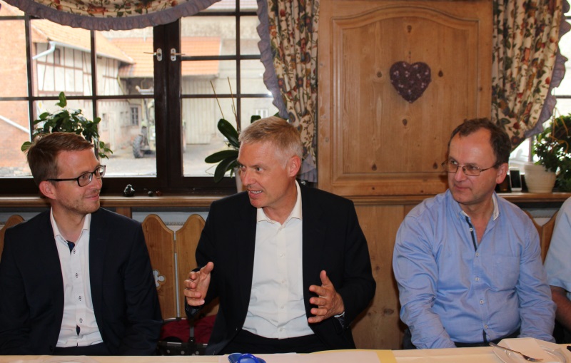 Schulpolitik im Vogelsberg im Mittelpunkt: CDU-Landtagskandidat Michael Ruhl, Staatssekretär Dr. Manuel Lösel und Kreisbeigeordneter Uwe Meyer informierten in Maar. Schulpolitik im Vogelsberg im Mittelpunkt: CDU-Landtagskandidat Michael Ruhl, Staatssekretär Dr. Manuel Lösel und Kreisbeigeordneter Uwe Meyer informierten in Maar.