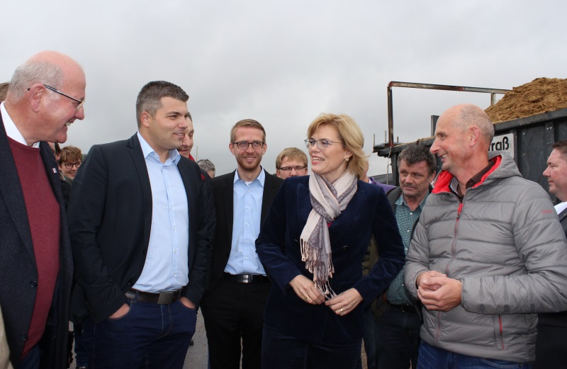 Diskutierten mit der Bundeslandwirtschaftsministerin Julia Klöckner (2.v.r.) in Lingelbach (von links): der CDU-Landtagsabgeordnete Kurt Wiegel, Kreislandwirt Andreas Kornmann, CDU-Landtagskandidat Michael Ruhl sowie Volker Lein, KBV-Vorsitzender Diskutierten mit der Bundeslandwirtschaftsministerin Julia Klöckner (2.v.r.) in Lingelbach (von links): der CDU-Landtagsabgeordnete Kurt Wiegel, Kreislandwirt Andreas Kornmann, CDU-Landtagskandidat Michael Ruhl sowie Volker Lein, KBV-Vorsitzender