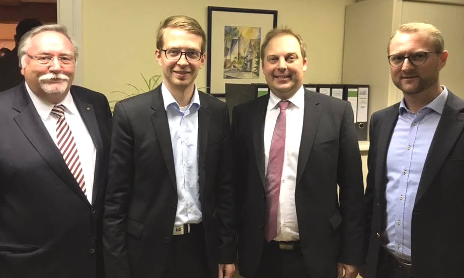Es gratilieren Alexander Altstadt (2.v.r.) zum Wahlsieg: der scheidende Bürgermeister Hans-Jürgen Schäfer, der gewählte Landtagsabgeordnte Michael Ruhl und CDU-Kreisvorsitzender Dr. Jens Mischak (v.l.) Es gratilieren Alexander Altstadt (2.v.r.) zum Wahlsieg: der scheidende Bürgermeister Hans-Jürgen Schäfer, der gewählte Landtagsabgeordnte Michael Ruhl und CDU-Kreisvorsitzender Dr. Jens Mischak (v.l.)