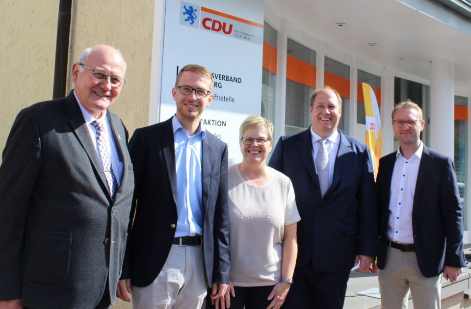 Erwarten spannende Entscheidung beim Bundesparteitag über CDU-Vorsitz: Die Delegierten Kurt Wiegel (links) und Dr. Jens Mischakl (rechts) sowie Neu-Landtagsabgeordneter Michael Ruhl (2.v.r.), CDU-Kreisgeschäftsführerin Iris Schmidt und Dr. Helge Braun MdB Erwarten spannende Entscheidung beim Bundesparteitag über CDU-Vorsitz: Die Delegierten Kurt Wiegel (links) und Dr. Jens Mischakl (rechts) sowie Neu-Landtagsabgeordneter Michael Ruhl (2.v.r.), CDU-Kreisgeschäftsführerin Iris Schmidt und Dr. Helge Braun MdB