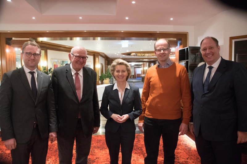 Vogelsberger CDU mit Kreisvorsitzendem Dr. Jens Mischak, Landesvorstandsmitglied Kurt Wiegel, Ursula von der Leyen sowie den beiden Vogelsberger Bundestagsabgeordneten Michael Brand und Dr. Helge Braun im Januar 2017 in Künzell. Vogelsberger CDU mit Kreisvorsitzendem Dr. Jens Mischak, Landesvorstandsmitglied Kurt Wiegel, Ursula von der Leyen sowie den beiden Vogelsberger Bundestagsabgeordneten Michael Brand und Dr. Helge Braun im Januar 2017 in Künzell.