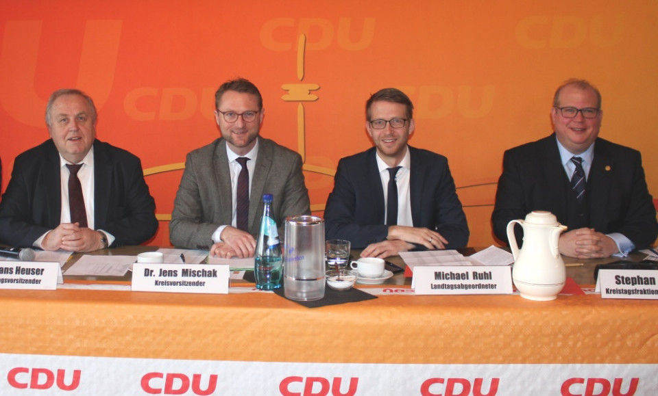 Die Arbeit nach drei Jahren im „Hauptamt“ von Dr. Jens Mischak (2. von links) für den Vogelsbergkreis würdigen CDU-Kreistagsfraktionsvorsitzender Stephan Paule, Landtagsabgeordneter Michael Ruhl und Kreistagsvorsitzender Dr. Hans Heuser (von rechts), Die Arbeit nach drei Jahren im „Hauptamt“ von Dr. Jens Mischak (2. von links) für den Vogelsbergkreis würdigen CDU-Kreistagsfraktionsvorsitzender Stephan Paule, Landtagsabgeordneter Michael Ruhl und Kreistagsvorsitzender Dr. Hans Heuser (von rechts),