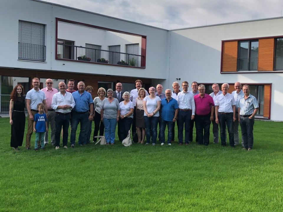 Die Mitglieder der CDU-Kreistagsfraktion besuchten das neue „Hilfen unter einem Dach/ HueD“ auf dem Gelände der alten Stadtgärtnerei Lauterbach. Die Mitglieder der CDU-Kreistagsfraktion besuchten das neue „Hilfen unter einem Dach/ HueD“ auf dem Gelände der alten Stadtgärtnerei Lauterbach.