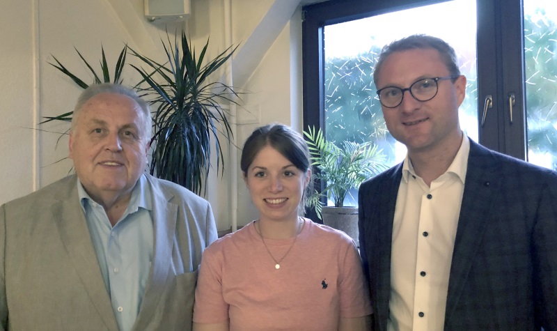 Kandidieren für den CDU-Bezirksvorstand Osthessen: Dr. Hans Heuser (Mücke, links) und Laura Refflinghaus (Alsfeld), hier mit Kreisvorsitzendem Dr. Jens Mischak (rechts). Nicht auf dem Bild: Vorstandskandidat Gunter Sachs (Lauterbach). Kandidieren für den CDU-Bezirksvorstand Osthessen: Dr. Hans Heuser (Mücke, links) und Laura Refflinghaus (Alsfeld), hier mit Kreisvorsitzendem Dr. Jens Mischak (rechts). Nicht auf dem Bild: Vorstandskandidat Gunter Sachs (Lauterbach).