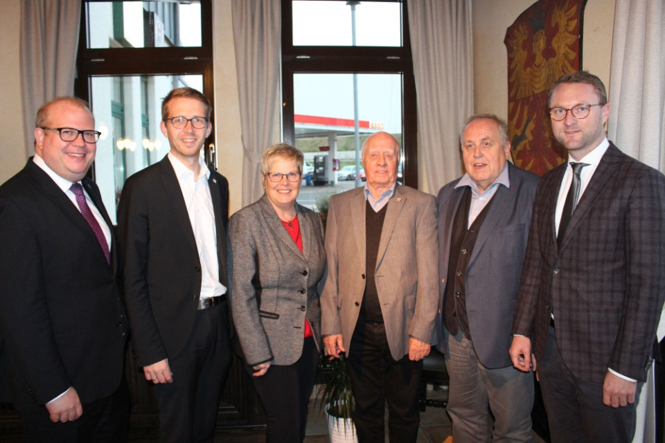 Würdigen die Arbeit und das Lebenswerk von Winfried Adams (3.v.r.): CDU-Kreistagsfraktionschef Stephan Paule, Michael Ruhl MdL, Kreisgeschäftsführerin Iris Schmidt, Kreistagsvorsitzender Dr. Hans Heuser und Kreisvorsitzender Dr. Jens Mischak (von links). Würdigen die Arbeit und das Lebenswerk von Winfried Adams (3.v.r.): CDU-Kreistagsfraktionschef Stephan Paule, Michael Ruhl MdL, Kreisgeschäftsführerin Iris Schmidt, Kreistagsvorsitzender Dr. Hans Heuser und Kreisvorsitzender Dr. Jens Mischak (von links).