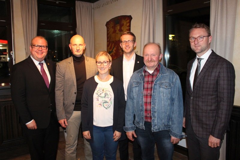 Die Führung der Vogelsberger CDU im Gesopräch mit dem Kreisbauernverband (vlnr.): Kreistagsfraktionsvorsitzender Bgm. Stephan Paule, Vorsitzender des Kreisbauernverbandes Volker Lein, Geschäftsführerin des Kreisbauernverbandes Stefanie Becker, Landtagsabg Die Führung der Vogelsberger CDU im Gesopräch mit dem Kreisbauernverband (vlnr.): Kreistagsfraktionsvorsitzender Bgm. Stephan Paule, Vorsitzender des Kreisbauernverbandes Volker Lein, Geschäftsführerin des Kreisbauernverbandes Stefanie Becker, Landtagsabg