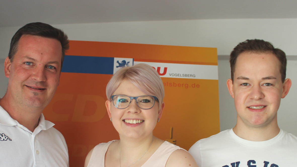 Informierten CDU-Kommunalpolitiker über Soziale Medien, Internetrauftritt und Pressearbeit (v.l.n.r.): KPV-Kreisvorsitzender Dietmar Krist, Jennifer Gießler und Lukas Kaufmann, Bild: Apel Informierten CDU-Kommunalpolitiker über Soziale Medien, Internetrauftritt und Pressearbeit (v.l.n.r.): KPV-Kreisvorsitzender Dietmar Krist, Jennifer Gießler und Lukas Kaufmann, Bild: Apel