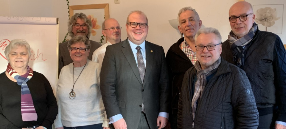 CDU-Kreistagsfraktion im Beratungszentrum Vogelsberg (vlnr.): Margit Wallisch, Anita Schlorke, Matthias Gold, Frank Gebauer, Stephan Paule, Edgar Merle, Franz-Josef Kreuter, Michael Refflinghaus CDU-Kreistagsfraktion im Beratungszentrum Vogelsberg (vlnr.): Margit Wallisch, Anita Schlorke, Matthias Gold, Frank Gebauer, Stephan Paule, Edgar Merle, Franz-Josef Kreuter, Michael Refflinghaus