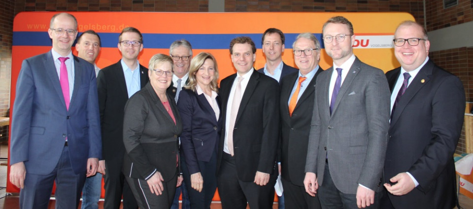 Die Spitze der Vogelsberger CDU mit dem wiedergewählten Kreisvorsitzenden Dr. Jens Mischak (2.v.r.), Kreistagsfraktionschef Stephan Paule (rechts), Bundestagsabgeordnetem Michael Brand (links) sowie Landtagsabgeordnetem Michael Ruhl (3.v.l.) Die Spitze der Vogelsberger CDU mit dem wiedergewählten Kreisvorsitzenden Dr. Jens Mischak (2.v.r.), Kreistagsfraktionschef Stephan Paule (rechts), Bundestagsabgeordnetem Michael Brand (links) sowie Landtagsabgeordnetem Michael Ruhl (3.v.l.)