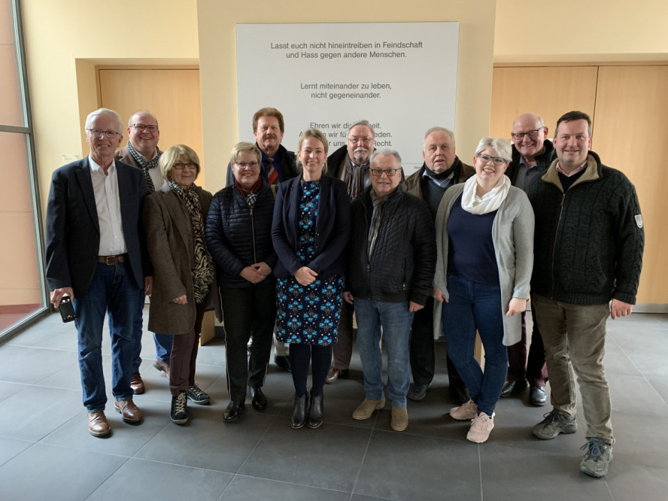 CDU-Kreistagsfraktion zu Besuch an der Geschwister-Scholl-Schule Alsfeld mit Schulleiterin Anne Christ (6.v.l.). CDU-Kreistagsfraktion zu Besuch an der Geschwister-Scholl-Schule Alsfeld mit Schulleiterin Anne Christ (6.v.l.).