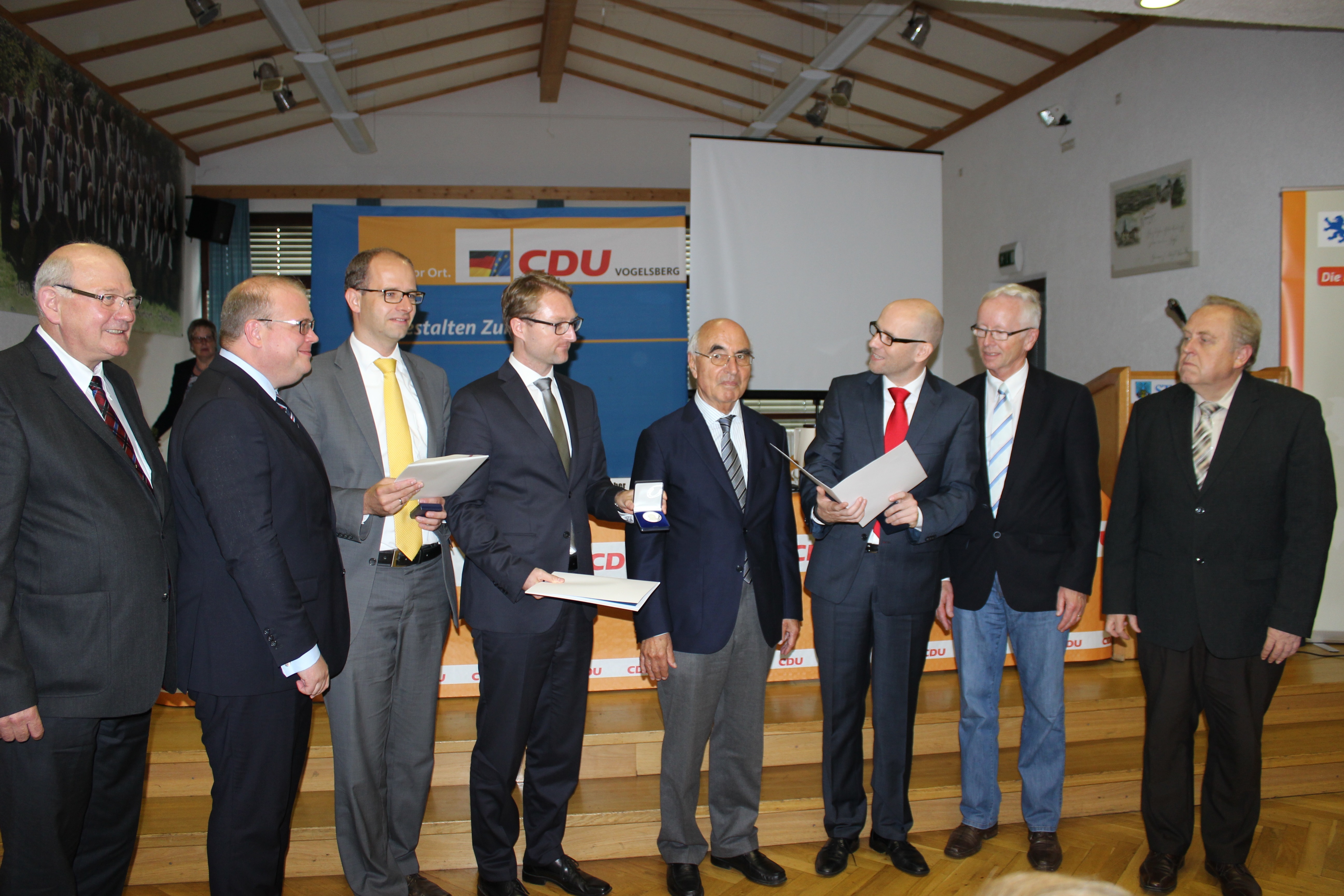 Große Ehrung für den langjährigen Kreisvorsitzenden Adolf Roth (4.v.r.) 2014 in Kirforf durch Kurt Wiegel, Stephan Paule, MdB Michael Brand, Kreisvorsitzendem Dr. Jens Mischk, CDU-Generalsekretär Dr. Peter Tauber, Ulrich Künz und Hans Heuser. Große Ehrung für den langjährigen Kreisvorsitzenden Adolf Roth (4.v.r.) 2014 in Kirforf durch Kurt Wiegel, Stephan Paule, MdB Michael Brand, Kreisvorsitzendem Dr. Jens Mischk, CDU-Generalsekretär Dr. Peter Tauber, Ulrich Künz und Hans Heuser.