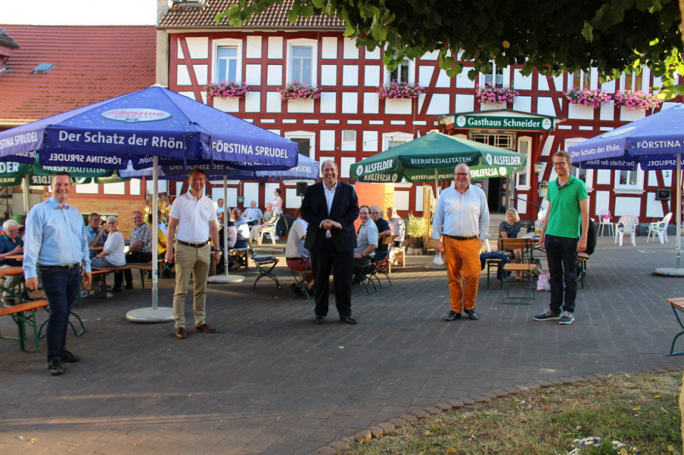 Bürgermeister Dietmar Krist, Erster Kreisbeigeordneter Dr. Jens Mischak, Kanzleramtsminister Prof. Dr. Helge Braun, CDU-Kreistagsfraktionschef Stephan Paule und Landtagsabgeordneter Michael Ruhl beim Sommerfest der CDU Antrifttal. Bild: Gießler Bürgermeister Dietmar Krist, Erster Kreisbeigeordneter Dr. Jens Mischak, Kanzleramtsminister Prof. Dr. Helge Braun, CDU-Kreistagsfraktionschef Stephan Paule und Landtagsabgeordneter Michael Ruhl beim Sommerfest der CDU Antrifttal. Bild: Gießler