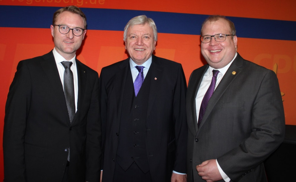Gratulieren Ministerpräsident Volker Bouffier (Mitte) zum Amtsjubiläum: CDU-Kreisvorsitzender Dr. Jens Mischak und Kreistagsfraktionschef Stephan Paule (von links) Gratulieren Ministerpräsident Volker Bouffier (Mitte) zum Amtsjubiläum: CDU-Kreisvorsitzender Dr. Jens Mischak und Kreistagsfraktionschef Stephan Paule (von links)