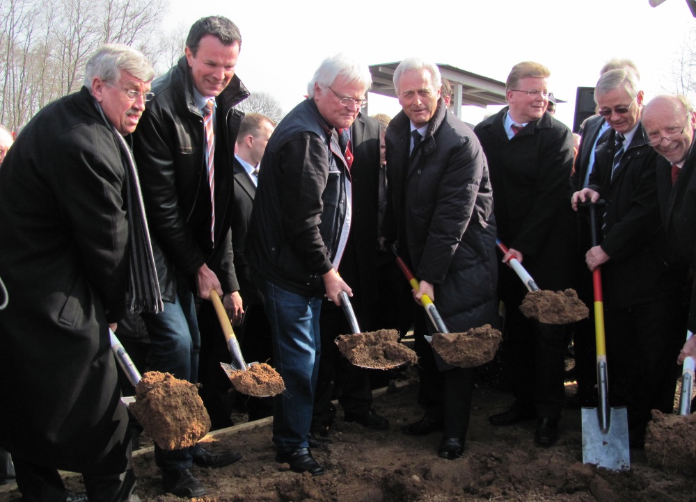 Die CDU-Vogelsberg würde sich über einen „Ersten Spatenstich“ zum Weiterbau der A 49 freuen - wie hier 2011 in Treysa mit Kassels Regierungspräsidenten Walter Lübcke (li.), Bundesverkehrsminister Ramsauer (4.v.l.) und Hessens Wirtschaftsminister Posch (re Die CDU-Vogelsberg würde sich über einen „Ersten Spatenstich“ zum Weiterbau der A 49 freuen - wie hier 2011 in Treysa mit Kassels Regierungspräsidenten Walter Lübcke (li.), Bundesverkehrsminister Ramsauer (4.v.l.) und Hessens Wirtschaftsminister Posch (re