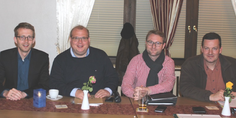 Bilden immer wieder alte und neue Gesichter der CDU kommunalpolitisch fort (v.l.): Michael Ruhl MdL, Kreistagsfraktionschef Stephan Paule, Kreisvorsitzender Dr. Jens Mischak und KPV-Kreisvorsitzender Dietmar Krist (ARCHIVFOTO). Bilden immer wieder alte und neue Gesichter der CDU kommunalpolitisch fort (v.l.): Michael Ruhl MdL, Kreistagsfraktionschef Stephan Paule, Kreisvorsitzender Dr. Jens Mischak und KPV-Kreisvorsitzender Dietmar Krist (ARCHIVFOTO).