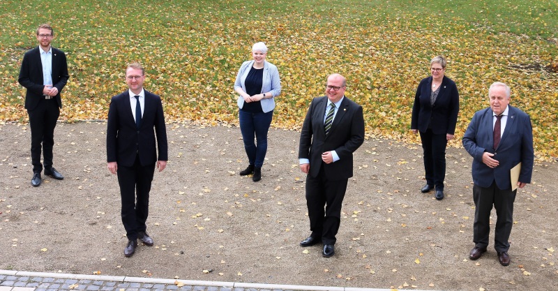 Will wieder stärkste Kraft im Vogelsbergkreis werden: Die CDU mit ihrem Spitzenkandidaten Dr. Jens Mischak (2.v.l.), Landtagsabgeordnetem Michael Ruhl (l.) und Fraktionschef Stephan Paule (3.v.r.). Will wieder stärkste Kraft im Vogelsbergkreis werden: Die CDU mit ihrem Spitzenkandidaten Dr. Jens Mischak (2.v.l.), Landtagsabgeordnetem Michael Ruhl (l.) und Fraktionschef Stephan Paule (3.v.r.).