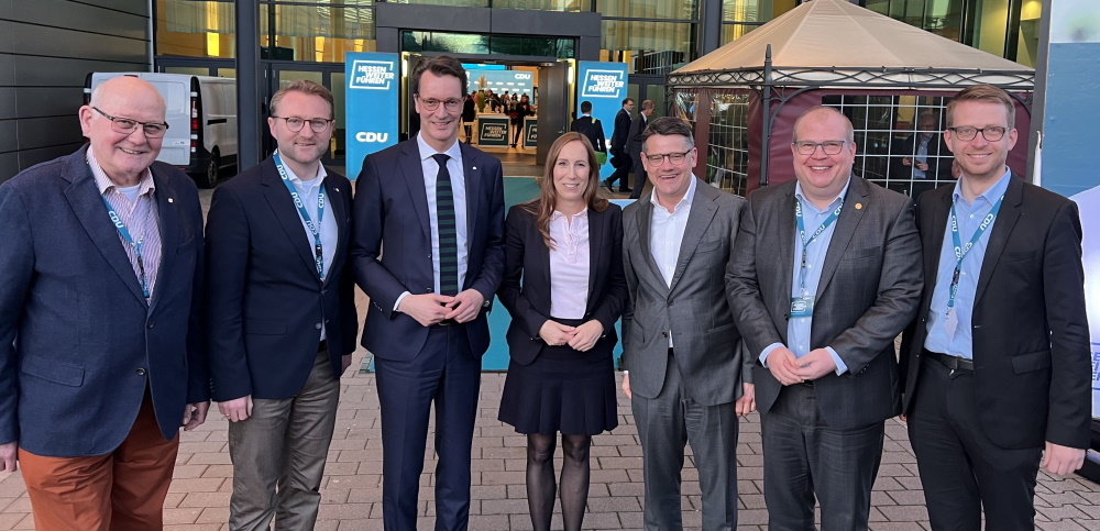 Treffen in Fulda mit den Ministerpräsidenten Hendrik Wüst (NRW/3.v.l.) und Boris Rhein (3.v.r.) sowie Landtagspräsidentin Astrid Wallmann (M.) und der Vogelsberger CDU-Spitze: Kurt Wiegel, Dr. Jens Mischak, Stephan Paule, Michael Ruhl MdL (v.l.) Treffen in Fulda mit den Ministerpräsidenten Hendrik Wüst (NRW/3.v.l.) und Boris Rhein (3.v.r.) sowie Landtagspräsidentin Astrid Wallmann (M.) und der Vogelsberger CDU-Spitze: Kurt Wiegel, Dr. Jens Mischak, Stephan Paule, Michael Ruhl MdL (v.l.)