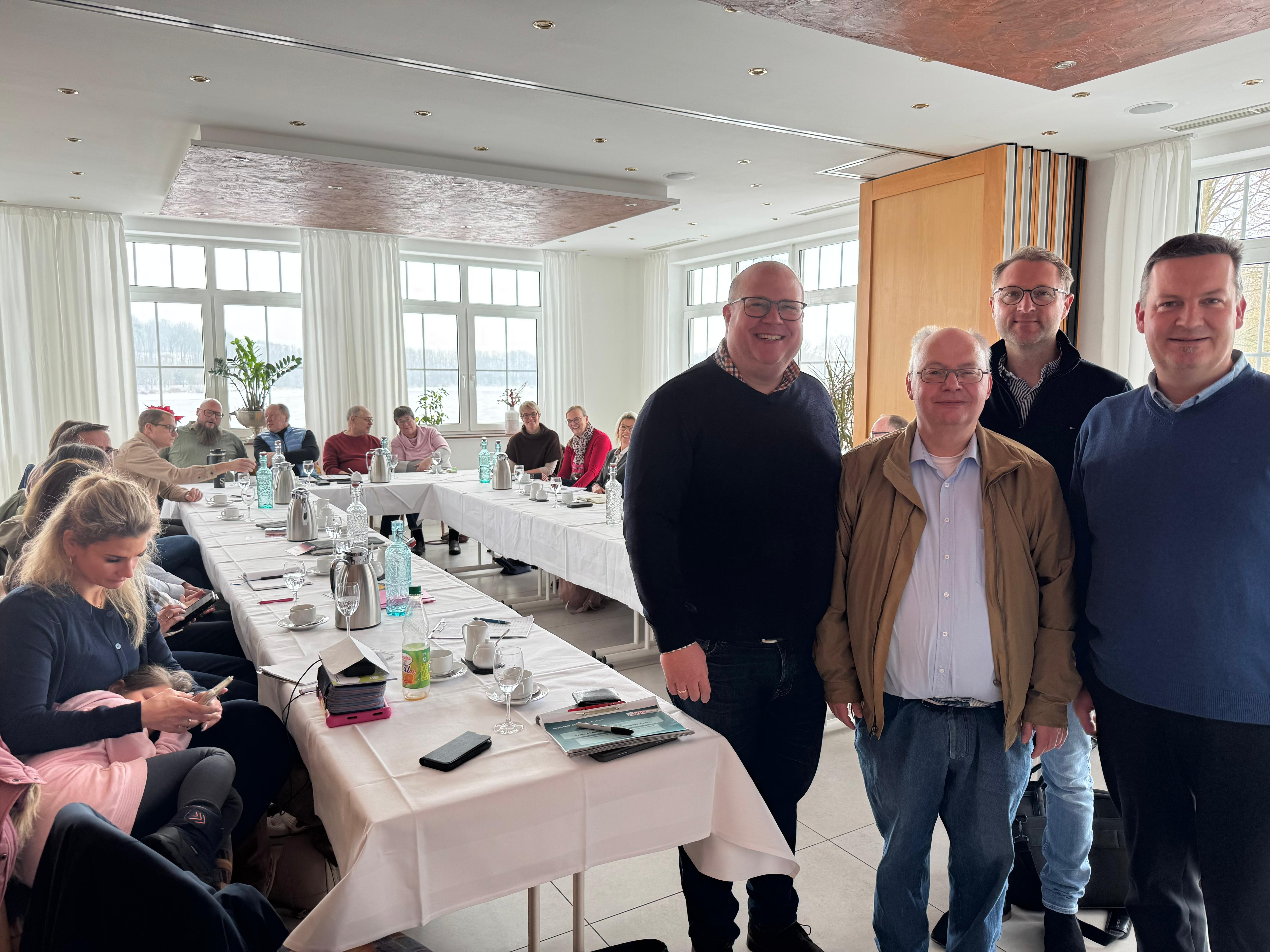 Dietmar Krist, Dr. Jens Mischak, Michael Apel und Stephan Paule (von rechts) - Erl�uterten die Aufgaben von kommunalen Volksvertretern
(Foto Joshua �streich)
