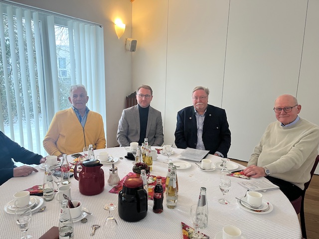 v.r.n.l Landesvorsitzender Kurt Wiegel, Kreisvorsitzender Hans-J�rgen Sch�fer, Landrat Dr. Jens Mischak, Kreistagsabgeordneter Edgar Merle