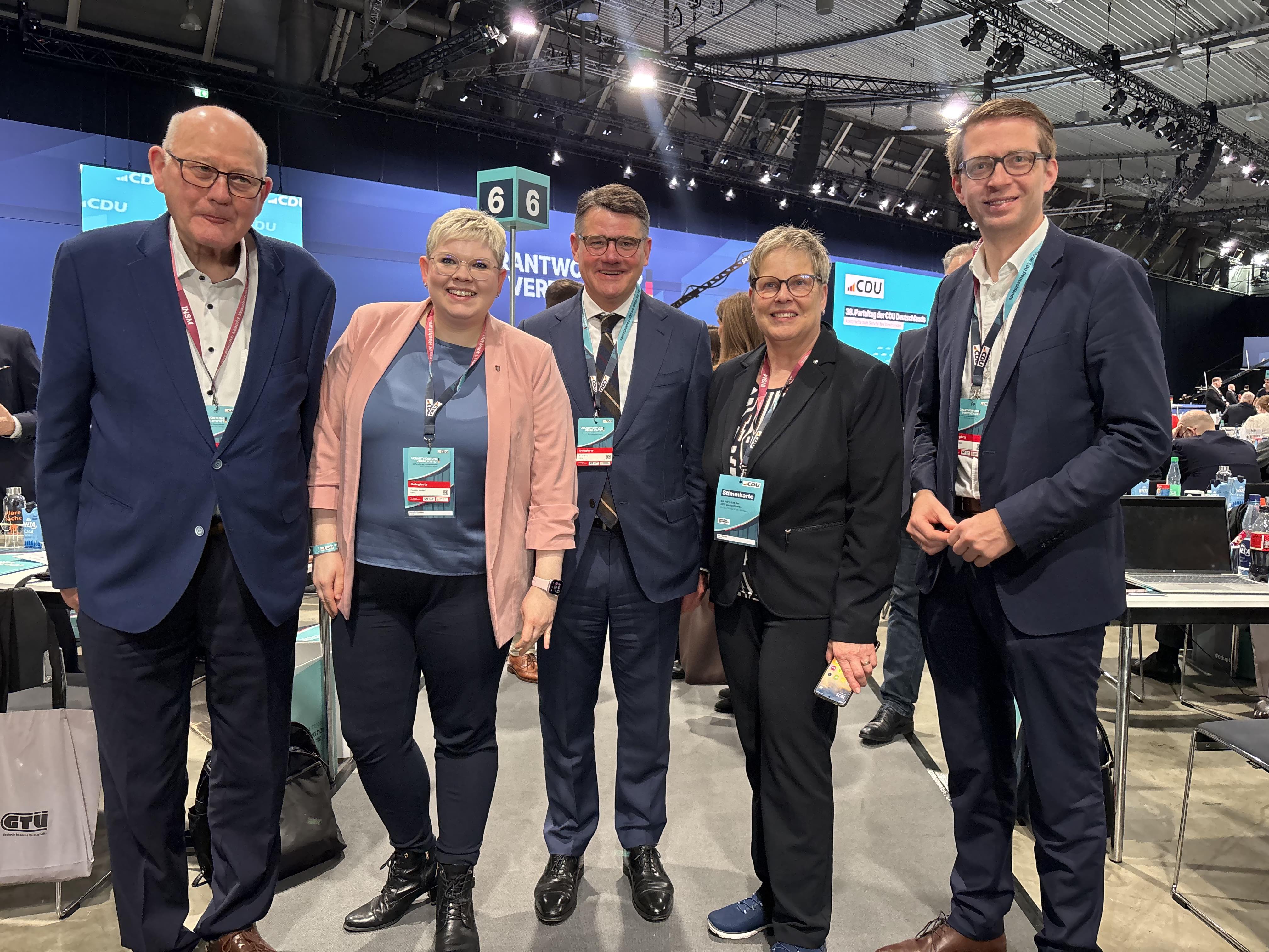 Kurt Wiegel, Landtagsabgeordnete Jennifer Gie�ler, Ministerpr�sident Boris Rhein, Iris Schmidt und Staatssekret�r Michael Ruhl (von links) auf dem Bundesparteitag in Stuttgart. 