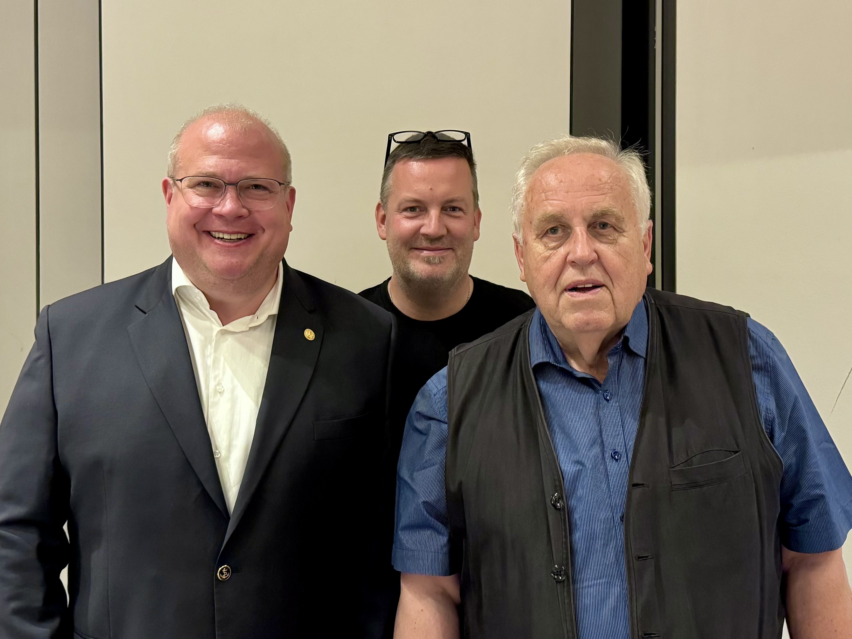 Informierten bei der KPV �ber die effiziente Sitzungsleitung (von links): Die B�rgermeister Stephan Paule und Dietmar Krist sowie der vormalige Kreistagsvorsitzende Dr. Hans Heuser.
